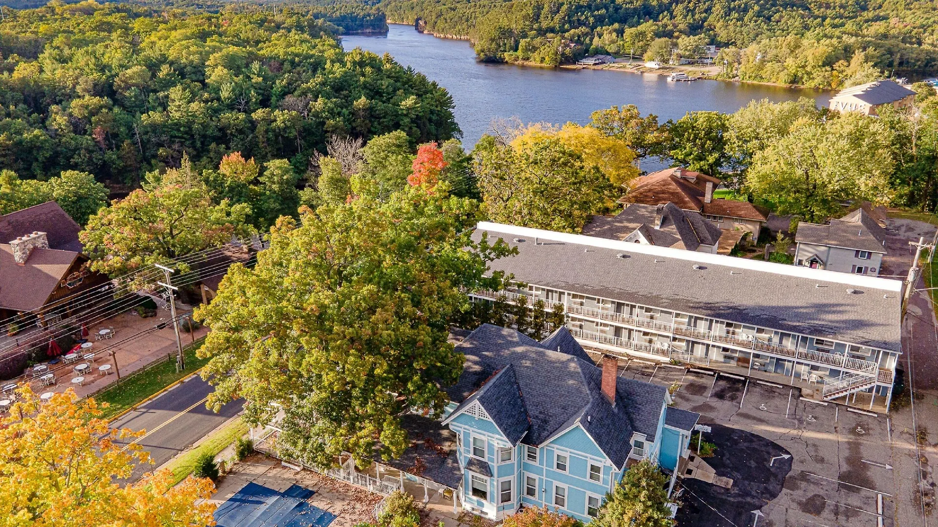 Staying Near Wisconsin Deer Park: 5 Budget Hotels Compared