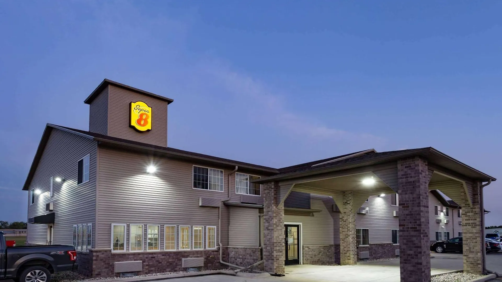 4 Airport Hotels Near Blanden Memorial Art Museum Worth Booking