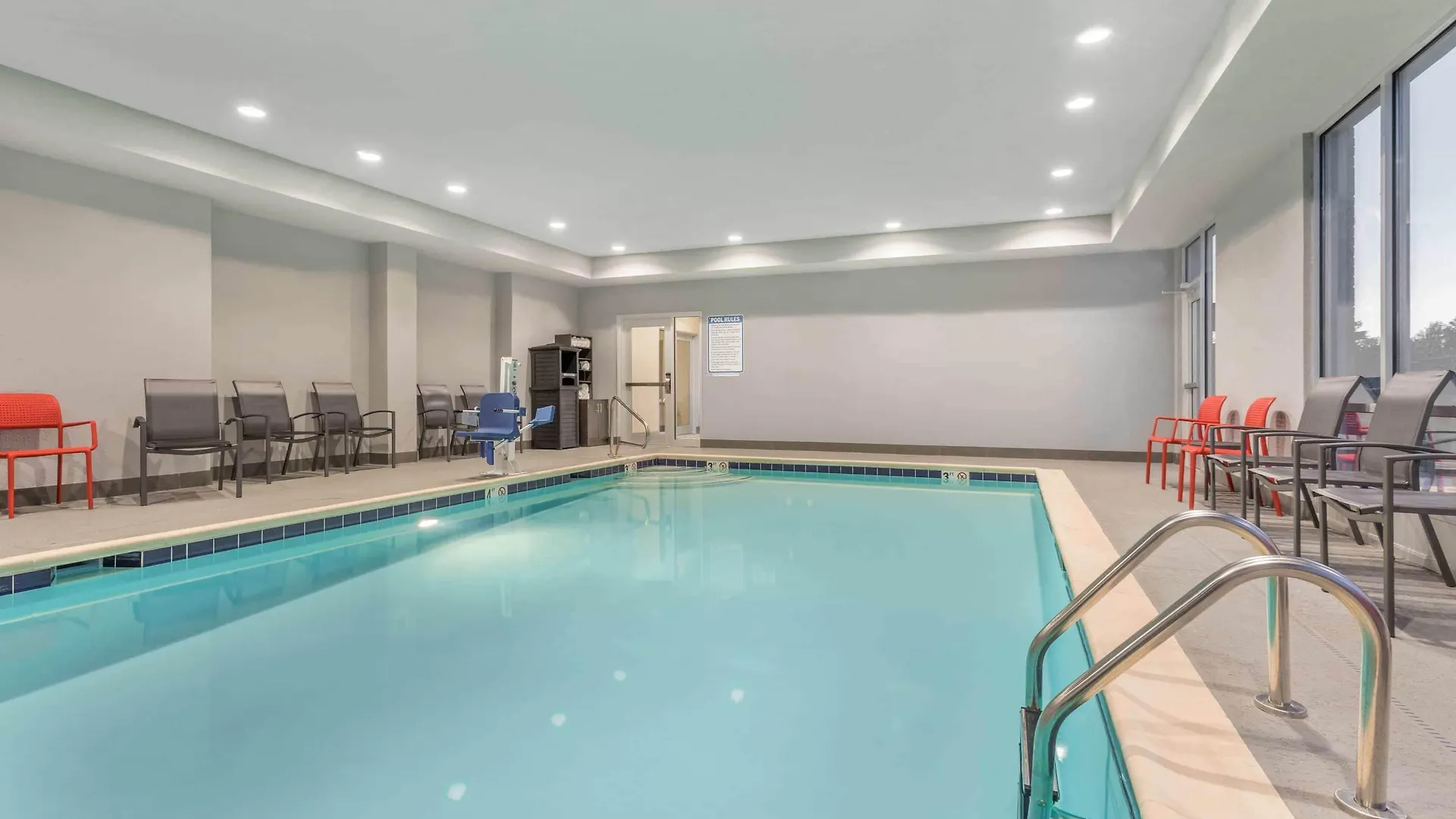 Staying Near Monroe County Courthouse: 2 Hotels Compared