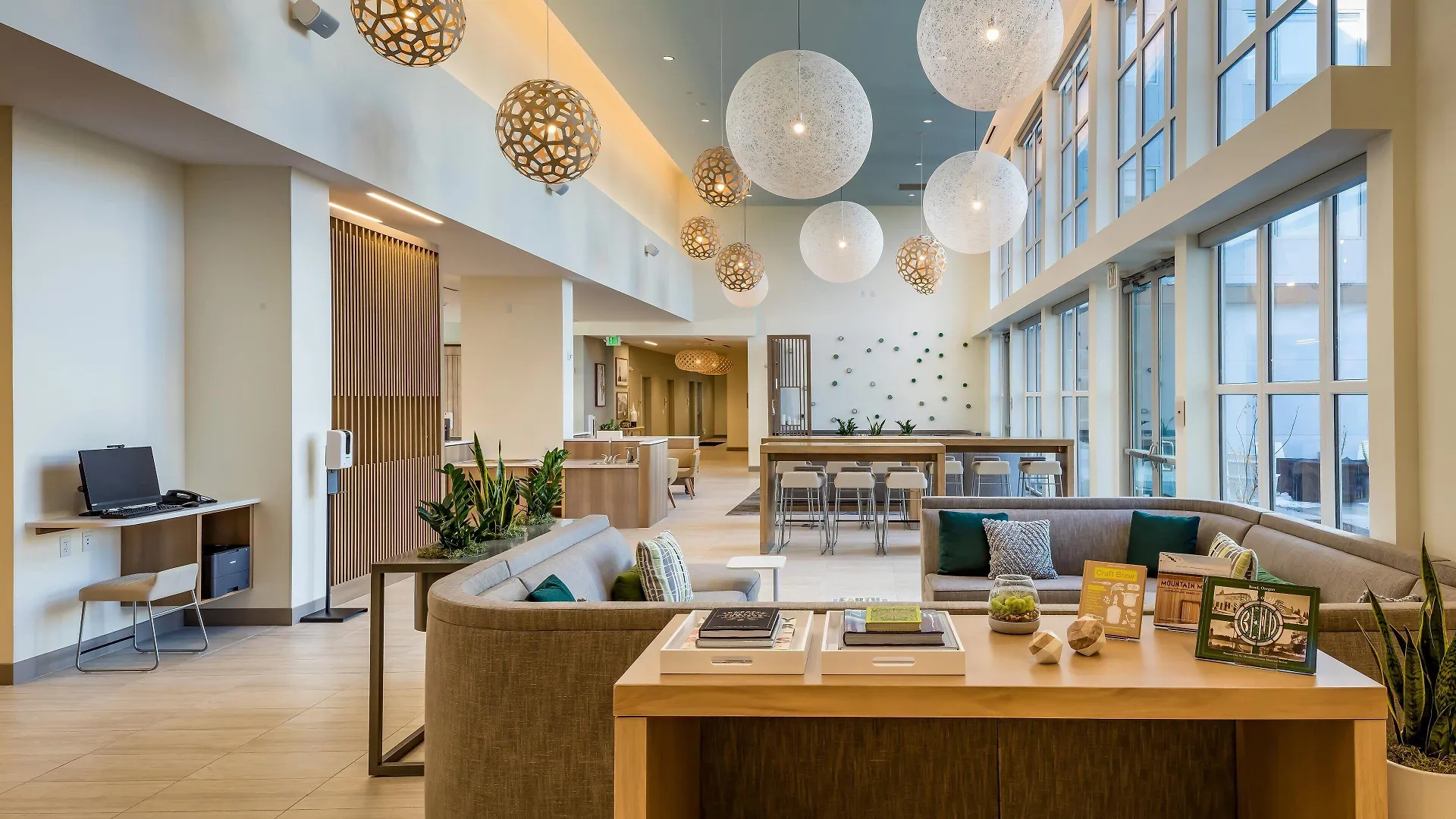 4 Smart Couple Hotels Near Drake Park Worth Booking