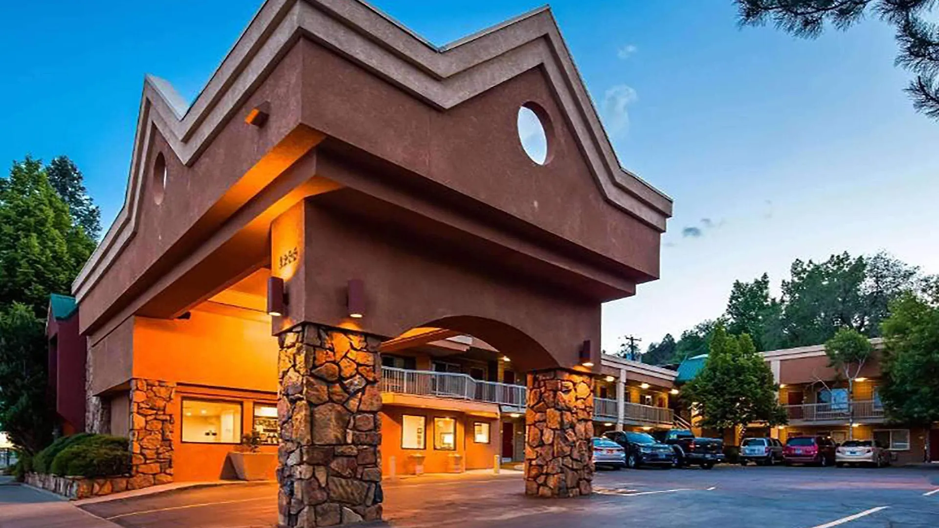 4 Smart Couple Hotels Near Hillcrest Golf Club Worth Booking