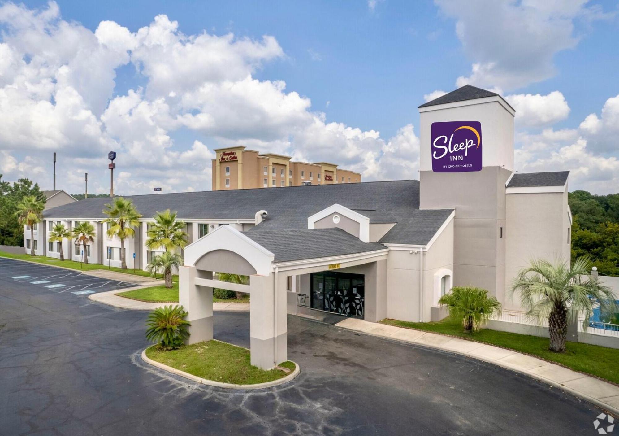 6 Business Hotels Near Savannah Festival Outlet Center Worth Booking