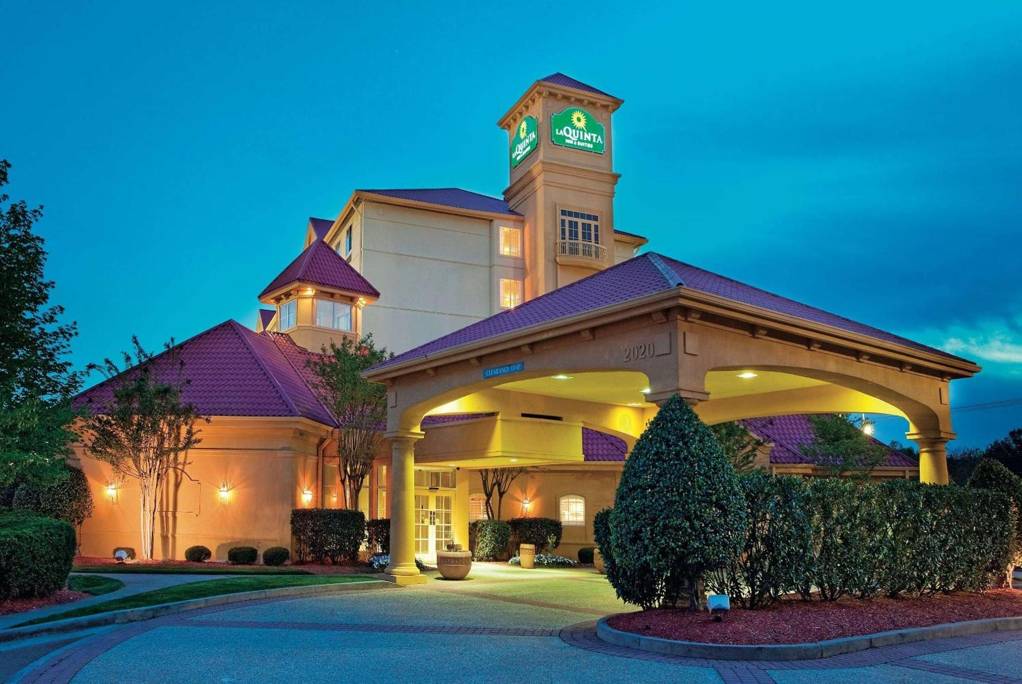 5 Business Hotels Near Hanes Mall for a Productive Stay