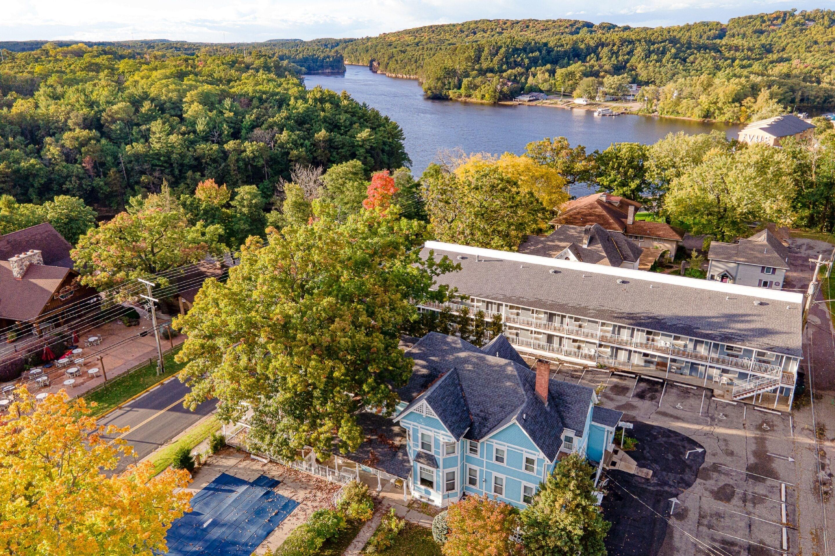 Staying Near Wisconsin Deer Park: 5 Budget Hotels Compared