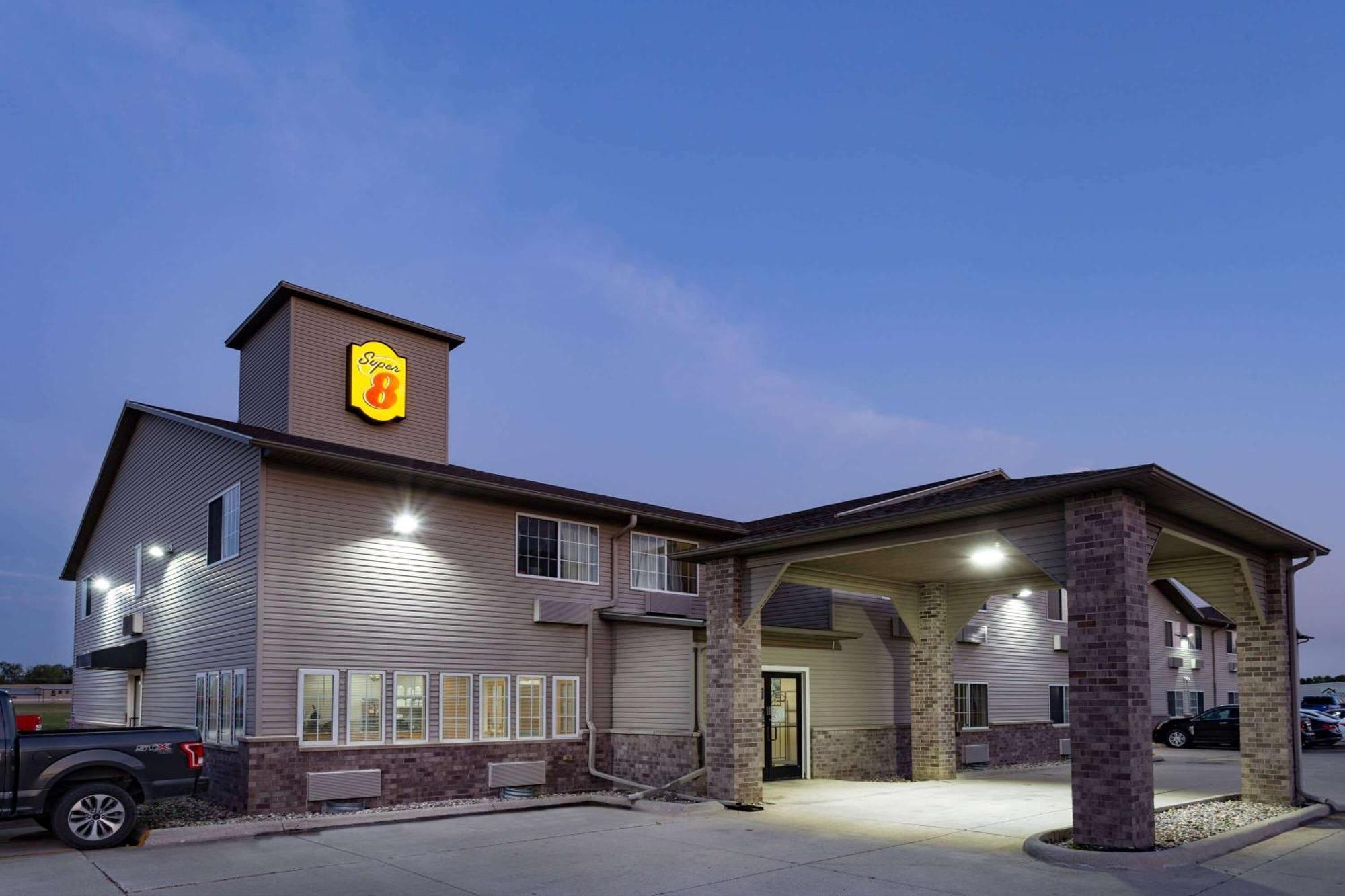 4 Airport Hotels Near Blanden Memorial Art Museum Worth Booking