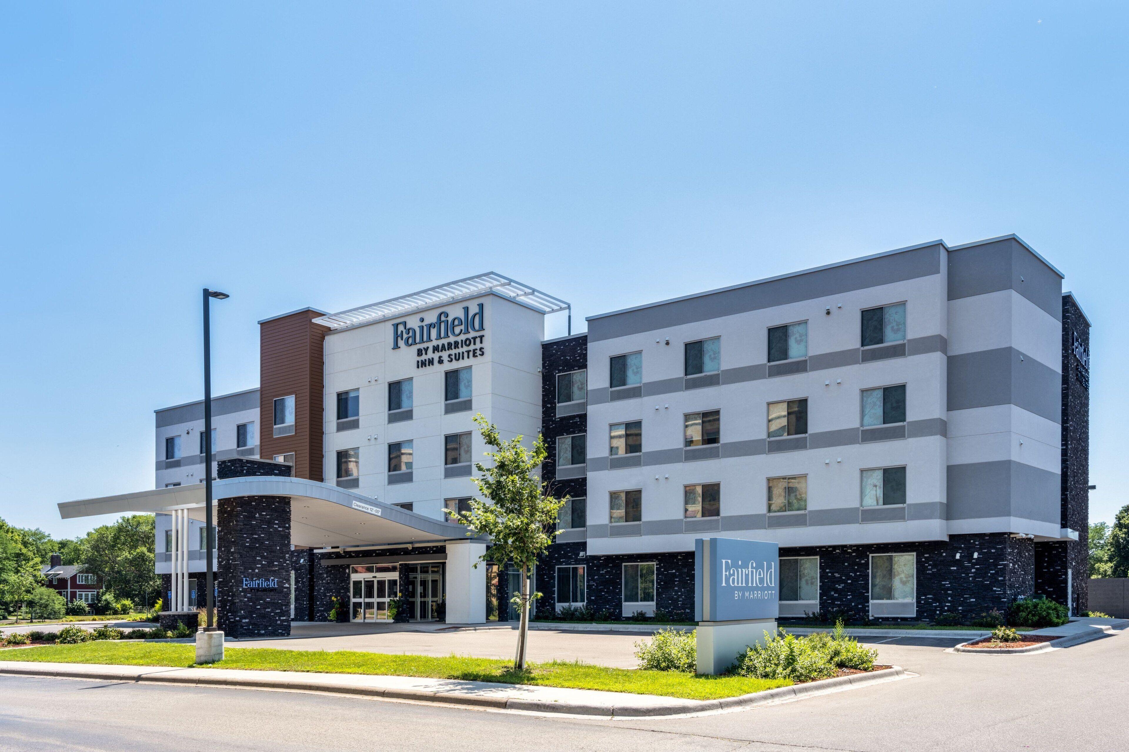 Staying Near American Wings Air Museum: 4 Three-Star Hotels Compared