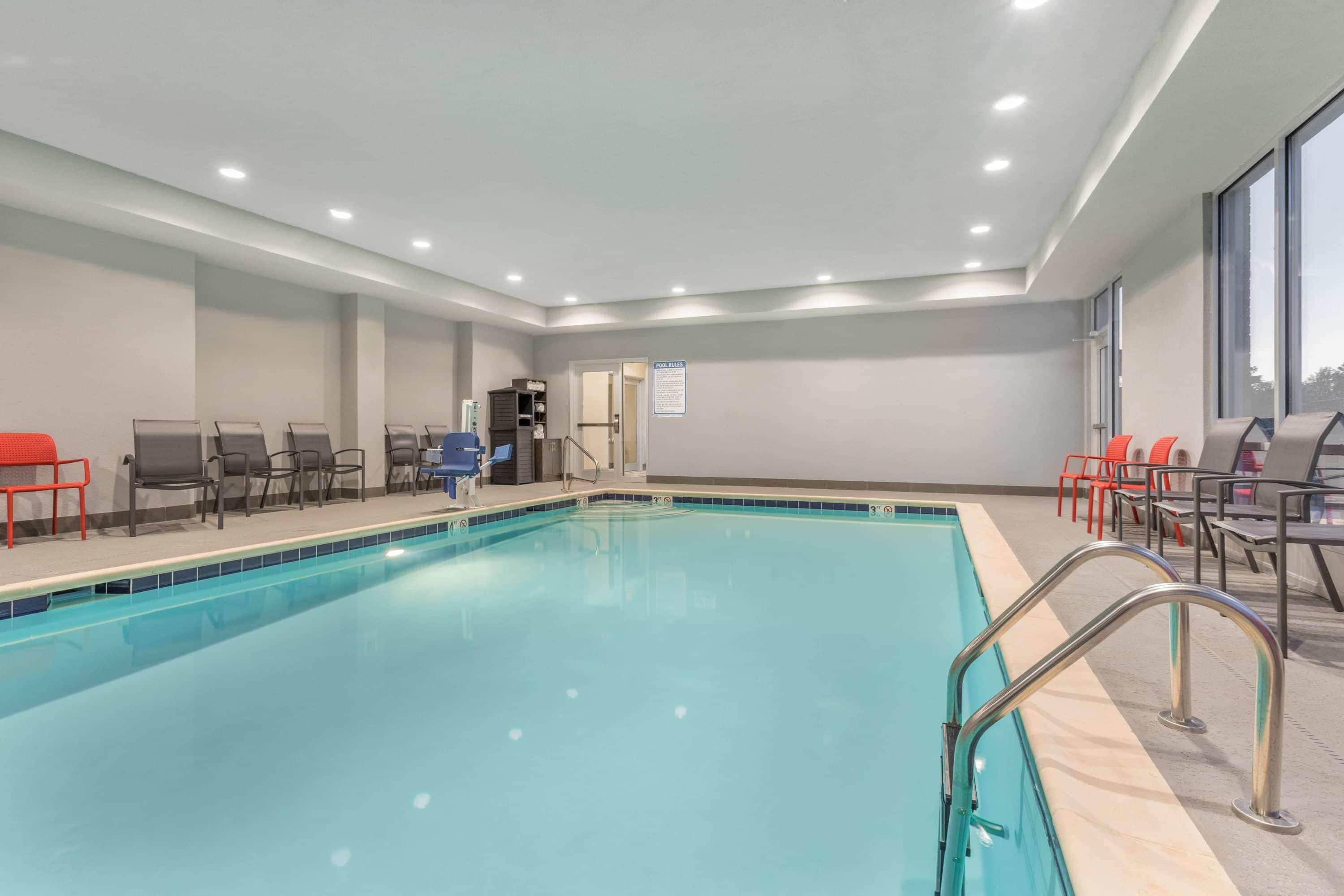 Staying Near Monroe County Courthouse: 2 Hotels Compared