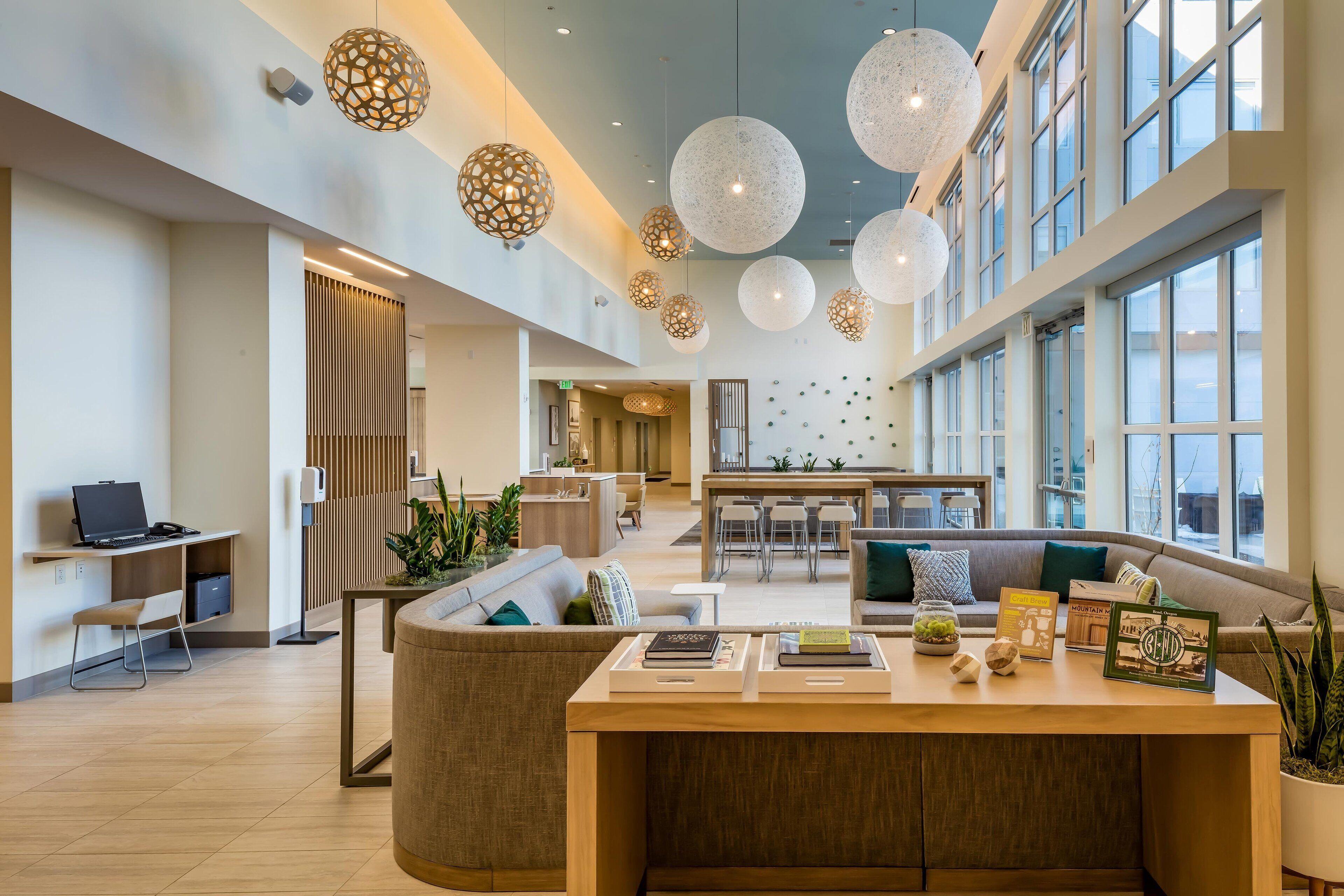 4 Smart Couple Hotels Near Drake Park Worth Booking