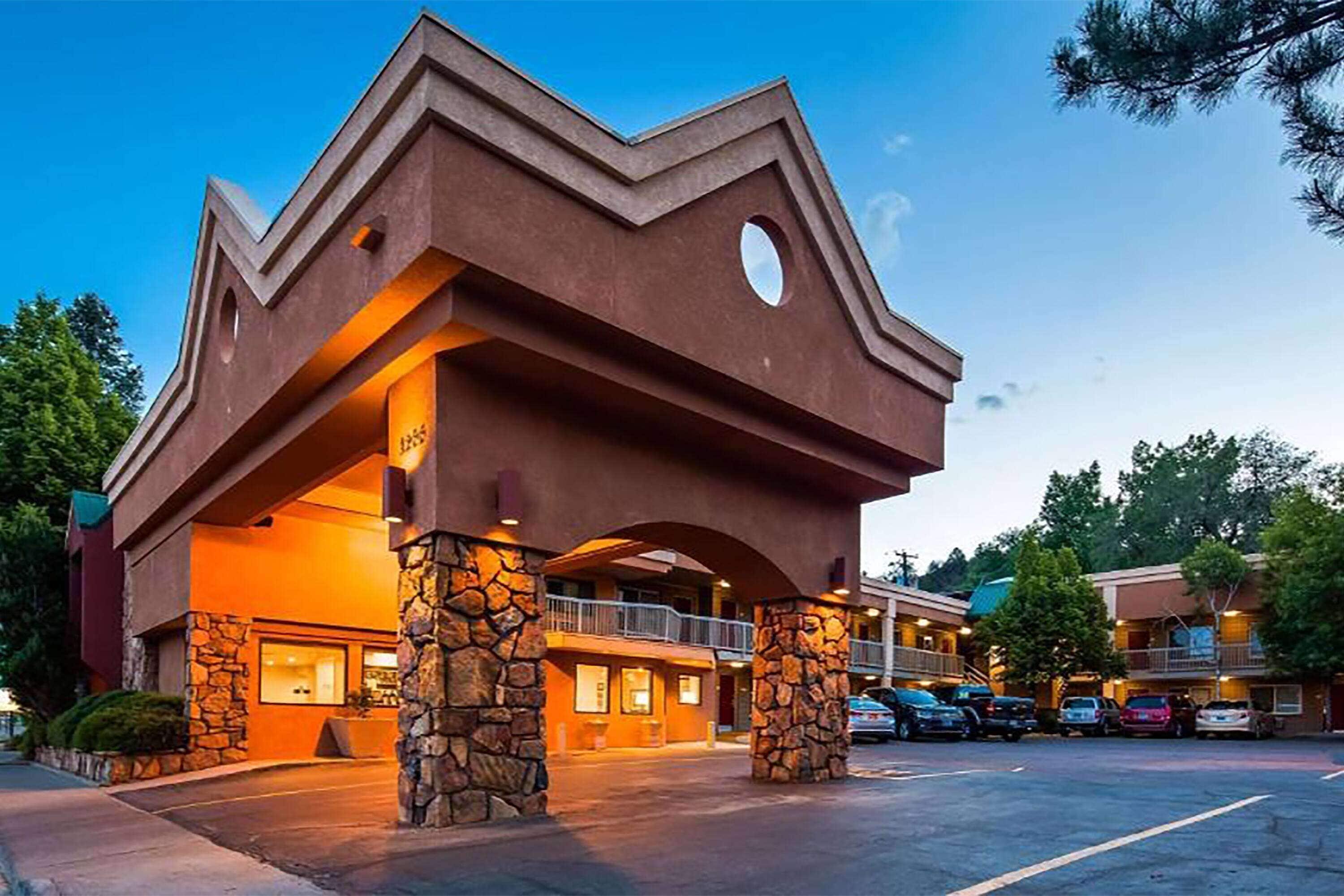 4 Smart Couple Hotels Near Hillcrest Golf Club Worth Booking